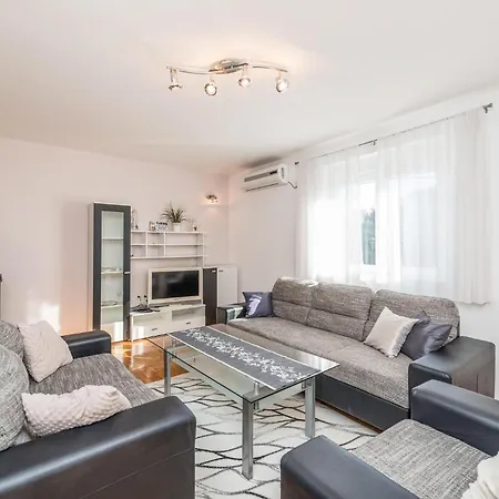 Casa vacanze Six-Bedroom Holiday Home In Bibinje