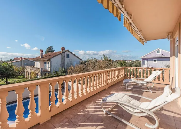 Six-Bedroom Holiday Home In Bibinje Bibinje